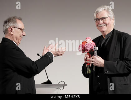 23 Februar 2018, Deutschland, Berlin: Berlinale Berlinale Kamera für Jiri Menzel: Dieter Kosslick (L), der Direktor der Berlinale, begrüßt nach der Übergabe die Berlinale Kamera und einen Strauß Blumen auf den Schauspieler Peter Simonischek, die Jiri Menzel. Der tschechische Regisseur und Schauspieler konnte aus gesundheitlichen Gründen zu drehen. Foto: Jörg Carstensen/dpa Stockfoto