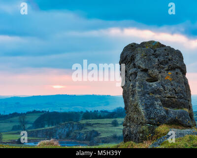 Harborough Felsen, Derbyshire. 23 Feb, 2018. UK Wetter Sonnenuntergang am Harborough Felsen in der Nähe von Brassington & High Peak Trail, Derbyshire, Peak District National Park Credit: Doug Blane/Alamy leben Nachrichten Stockfoto