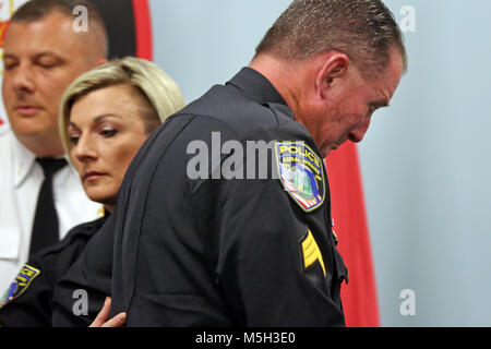 Februar 23, 2018 - Coral Springs, Florida - Coral Springs Polizei Sgt. Jeff Heinrich geht weg, um sich zu sammeln, nachdem er seine Frau und Sohn während einer Pressekonferenz im Coral Springs Police Department. Heinrich's Frau, Marilyn, ist der Assistant Athletic Director bei Marjory Stoneman Douglas High School und sein Sohn ist ein Schüler gibt. (Bild: © Sonne-hinweissymbol über ZUMA Draht) Stockfoto