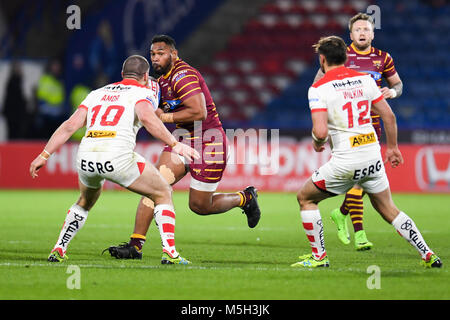 Huddersfield, Großbritannien. 23 Feb, 2018. John Smiths Stadion, Huddersfield, England; Betfred Super League Rugby, Huddersfield Riesen gegen St Helens; Huddersfield Riesen" ukuma Ta'ai wird von St Helens Kyle Amor, Jon Wilkin Kredit angegangen: Aktuelles Bilder/Alamy leben Nachrichten Stockfoto