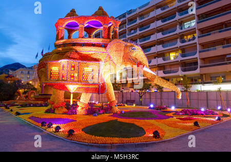 Menton, Frankreich. 23 Feb, 2018. Menton, Frankreich - 23. Februar 2018: 85e Fete du Citron/85 Lemon Festival in Menton: Bollywood/Bioves Garten, Jardin Bioves Nachtaufnahmen/Blaue Stunde Quelle: dpa/Alamy leben Nachrichten Stockfoto