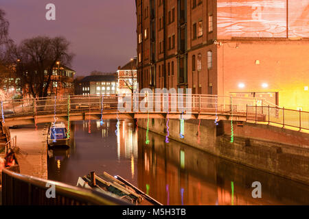 Nottingham, UK. 23. Feb 2018. Tausende auf den Straßen für die "Nottingham Licht Nacht' jetzt in seinem 11. Jahr. Viele Teile der Stadt setzen auf kostenlose Shows vom Tanzen Poesie und Licht zeigt. Der alte Marktplatz wird der Ort für Essen und ein heißes Getränk, da die Temperaturen um den Gefrierpunkt eingestellt sind. Credit: Ian Francis/Alamy leben Nachrichten Stockfoto