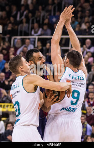 BARCELONA, SPANIEN - 23. Februar: Adam Hanga, #9 der FC Barcelona Lassa mit Jaycee Carroll konkurriert, Nr. 20 von Real Madrid während der Turkish Airlines EuroLeague Spiel zwischen FC Barcelona und Real Madrid an Lassa-fieber in Palau Blaugrana am 23. Februar 2018 in Barcelona, Spanien. Foto: Javier Borrego/AFP 7. Stockfoto