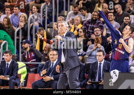 BARCELONA, SPANIEN - 23. Februar: Svetislav Pešić, Head Coach des FC Barcelona Lassa in Aktion während der Turkish Airlines EuroLeague Spiel zwischen FC Barcelona und Real Madrid an Lassa-fieber in Palau Balugrana am 23. Februar 2018 in Barcelona, Spanien. Foto: Javier Borrego/AFP 7. Stockfoto