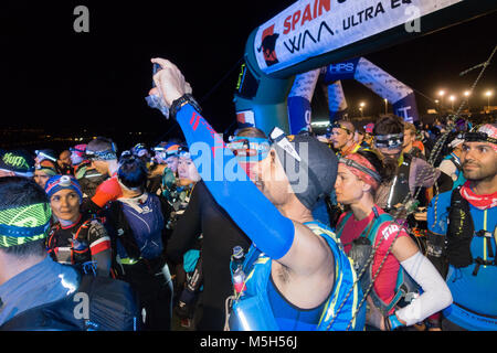 Las Palmas, Gran Canaria, Kanarische Inseln, Spanien. 23. Februar, 2018. Mehr als tausend Läufer, darunter einige der besten ultra Marathonläufer der Welt - bis die Linie auf der Stadt Strand in Las Palmas für die 11 h Start der 125 km Transgrancanaria ultra Marathon Trail race. Die gruelling Race von Norden nach Süden der Insel - mit 7.500 Meter Höhe - ist eines der Rennen, auf der Ultra Trail World Tour. Stockfoto