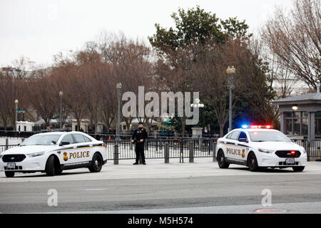 Washington, USA. 23 Feb, 2018. Ein Geheimdienst Polizist wacht vor dem Weißen Haus in Washington, DC, USA, Nov. 23, 2018. Der US-Geheimdienst Freitag sagte, dass eine Person das Fahren eines Pkw eine Sicherheitsbarriere in der Nähe des Weißen Hauses angeschlagen. Credit: Ting Shen/Xinhua/Alamy leben Nachrichten Stockfoto