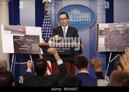 Washington, District of Columbia, USA. 23 Feb, 2018. United States US-Finanzminister Steve Mnuchin kündigt neue Sanktionen gegen Nordkorea in den Brady Press Briefing Room des Weißen Hauses in Washington, DC am 23. Februar 2018. Credit: Martin H. Simon/CNP Credit: Martin H. Simon/CNP/ZUMA Draht/Alamy leben Nachrichten Stockfoto