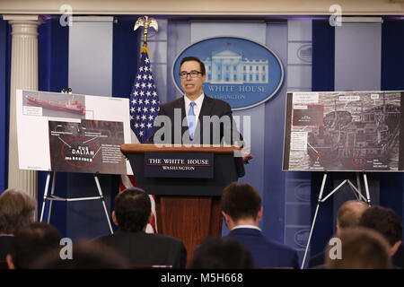 Washington, District of Columbia, USA. 23 Feb, 2018. United States US-Finanzminister Steve Mnuchin kündigt neue Sanktionen gegen Nordkorea in den Brady Press Briefing Room des Weißen Hauses in Washington, DC am 23. Februar 2018. Credit: Martin H. Simon/CNP Credit: Martin H. Simon/CNP/ZUMA Draht/Alamy leben Nachrichten Stockfoto