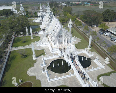 Chiang Rai, Chiang Rai, China. 24 Feb, 2018. Chiang Rai, Thailand-February 2018: Der Wat Rong Khun, besser als der Weiße Tempel bekannt, ist einer von Chiang Rai am besten besuchten Attraktionen in Thailand. Der Wat Rong Khun wurde von chalermchai Kositpipat, einem berühmten Thailändischen bildende Künstler entworfen. Credit: SIPA Asien/ZUMA Draht/Alamy leben Nachrichten Stockfoto