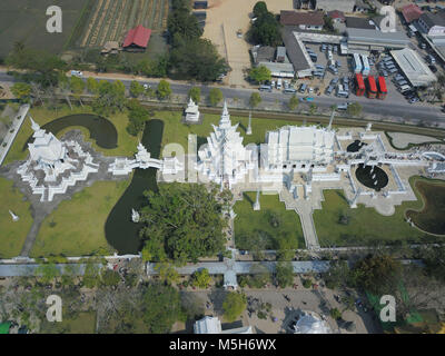 Chiang Rai, Chiang Rai, China. 24 Feb, 2018. Chiang Rai, Thailand-February 2018: Der Wat Rong Khun, besser als der Weiße Tempel bekannt, ist einer von Chiang Rai am besten besuchten Attraktionen in Thailand. Der Wat Rong Khun wurde von chalermchai Kositpipat, einem berühmten Thailändischen bildende Künstler entworfen. Credit: SIPA Asien/ZUMA Draht/Alamy leben Nachrichten Stockfoto