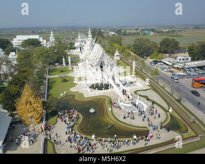 Chiang Rai, Chiang Rai, China. 24 Feb, 2018. Chiang Rai, Thailand-February 2018: Der Wat Rong Khun, besser als der Weiße Tempel bekannt, ist einer von Chiang Rai am besten besuchten Attraktionen in Thailand. Der Wat Rong Khun wurde von chalermchai Kositpipat, einem berühmten Thailändischen bildende Künstler entworfen. Credit: SIPA Asien/ZUMA Draht/Alamy leben Nachrichten Stockfoto