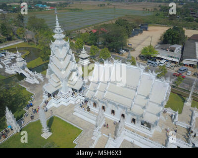 Chiang Rai, Chiang Rai, China. 24 Feb, 2018. Chiang Rai, Thailand-February 2018: Der Wat Rong Khun, besser als der Weiße Tempel bekannt, ist einer von Chiang Rai am besten besuchten Attraktionen in Thailand. Der Wat Rong Khun wurde von chalermchai Kositpipat, einem berühmten Thailändischen bildende Künstler entworfen. Credit: SIPA Asien/ZUMA Draht/Alamy leben Nachrichten Stockfoto