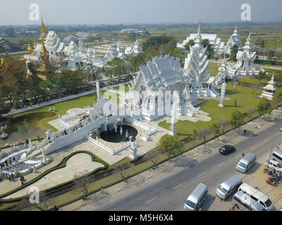 Chiang Rai, Chiang Rai, China. 24 Feb, 2018. Chiang Rai, Thailand-February 2018: Der Wat Rong Khun, besser als der Weiße Tempel bekannt, ist einer von Chiang Rai am besten besuchten Attraktionen in Thailand. Der Wat Rong Khun wurde von chalermchai Kositpipat, einem berühmten Thailändischen bildende Künstler entworfen. Credit: SIPA Asien/ZUMA Draht/Alamy leben Nachrichten Stockfoto