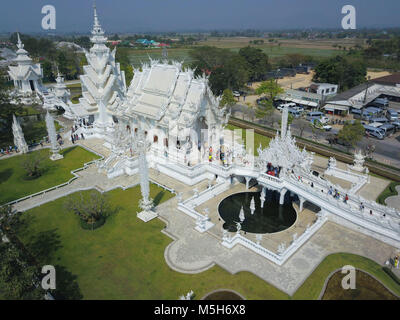 Chiang Rai, Chiang Rai, China. 24 Feb, 2018. Chiang Rai, Thailand-February 2018: Der Wat Rong Khun, besser als der Weiße Tempel bekannt, ist einer von Chiang Rai am besten besuchten Attraktionen in Thailand. Der Wat Rong Khun wurde von chalermchai Kositpipat, einem berühmten Thailändischen bildende Künstler entworfen. Credit: SIPA Asien/ZUMA Draht/Alamy leben Nachrichten Stockfoto