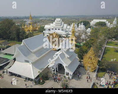 Chiang Rai, Chiang Rai, China. 24 Feb, 2018. Chiang Rai, Thailand-February 2018: Der Wat Rong Khun, besser als der Weiße Tempel bekannt, ist einer von Chiang Rai am besten besuchten Attraktionen in Thailand. Der Wat Rong Khun wurde von chalermchai Kositpipat, einem berühmten Thailändischen bildende Künstler entworfen. Credit: SIPA Asien/ZUMA Draht/Alamy leben Nachrichten Stockfoto