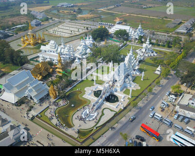 Chiang Rai, Chiang Rai, China. 24 Feb, 2018. Chiang Rai, Thailand-February 2018: Der Wat Rong Khun, besser als der Weiße Tempel bekannt, ist einer von Chiang Rai am besten besuchten Attraktionen in Thailand. Der Wat Rong Khun wurde von chalermchai Kositpipat, einem berühmten Thailändischen bildende Künstler entworfen. Credit: SIPA Asien/ZUMA Draht/Alamy leben Nachrichten Stockfoto