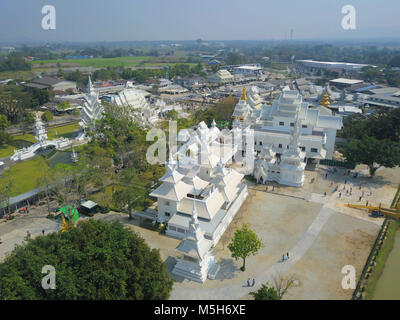 Chiang Rai, Chiang Rai, China. 24 Feb, 2018. Chiang Rai, Thailand-February 2018: Der Wat Rong Khun, besser als der Weiße Tempel bekannt, ist einer von Chiang Rai am besten besuchten Attraktionen in Thailand. Der Wat Rong Khun wurde von chalermchai Kositpipat, einem berühmten Thailändischen bildende Künstler entworfen. Credit: SIPA Asien/ZUMA Draht/Alamy leben Nachrichten Stockfoto