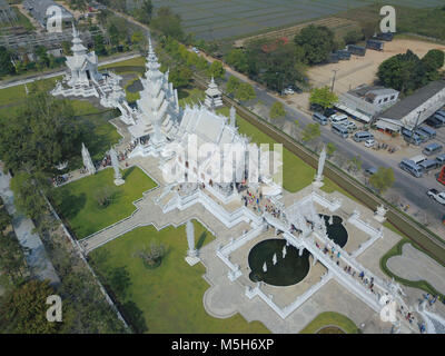 Chiang Rai, Chiang Rai, China. 24 Feb, 2018. Chiang Rai, Thailand-February 2018: Der Wat Rong Khun, besser als der Weiße Tempel bekannt, ist einer von Chiang Rai am besten besuchten Attraktionen in Thailand. Der Wat Rong Khun wurde von chalermchai Kositpipat, einem berühmten Thailändischen bildende Künstler entworfen. Credit: SIPA Asien/ZUMA Draht/Alamy leben Nachrichten Stockfoto