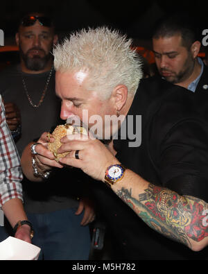 MIAMI BEACH, FL - 23. Februar: Chef Guy Fieri hosts Burger Bash Bash durch Schweid & Söhne am 23. Februar in Miami Beach, Florida 2018 vorgestellt: Hoo-Me.com/MediaPunch Stockfoto