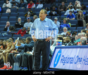 Februar 22, 2018; Memphis, TN, USA; UH Cougars Head Coach, Kelvin Sampson, an der Seitenlinie während des Spiels mit Memphis. Die Memphis Tigers besiegten die Universität von Houston Cougars, 91-85, am FedEx Forum. Kevin Lanlgey/CSM Stockfoto