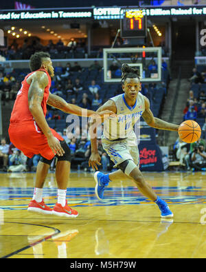 Februar 22, 2018; Memphis, TN, USA; Memphis Tigers vorwärts, Kyvon Davenport (0), fährt zum Hoop gegen die Houston Cougars Verteidigung. Die Memphis Tigers besiegten die Universität von Houston Cougars, 91-85, am FedEx Forum. Kevin Lanlgey/CSM Stockfoto