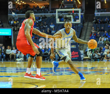 Februar 22, 2018; Memphis, TN, USA; Memphis Tigers vorwärts, Kyvon Davenport (0), fährt zum Hoop gegen die Houston Cougars Verteidigung. Die Memphis Tigers besiegten die Universität von Houston Cougars, 91-85, am FedEx Forum. Kevin Lanlgey/CSM Stockfoto