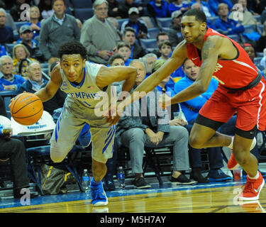 Februar 22, 2018; Memphis, TN, USA; Memphis Tigers Guard, Jamal Johnson (1), kriecht Hinter dem Houston Verteidigung. Die Memphis Tigers besiegten die Universität von Houston Cougars, 91-85, am FedEx Forum. Kevin Lanlgey/CSM Stockfoto