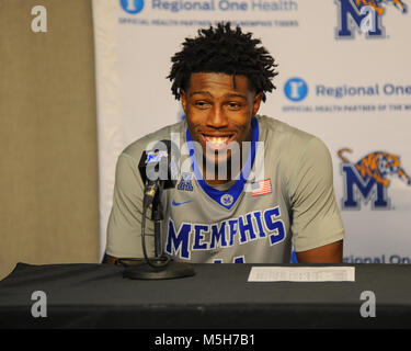 Februar 22, 2018; Memphis, TN, USA; Memphis Tigers Guard, Malik Rhodes (11), während die post spiel Medien Konferenz. Die Memphis Tigers besiegten die Universität von Houston Cougars, 91-85, am FedEx Forum. Kevin Lanlgey/CSM Stockfoto