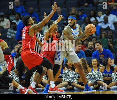 Februar 22, 2018; Memphis, TN, USA; Memphis Tigers freuen, Mike Parks Jr. (10), versucht, die Vergangenheit der Hosuton Verteidigung erhalten. Die Memphis Tigers besiegten die Universität von Houston Cougars, 91-85, am FedEx Forum. Kevin Lanlgey/CSM Stockfoto