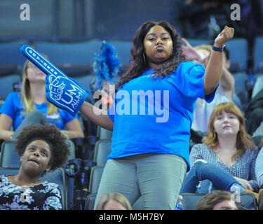 Februar 22, 2018; Memphis, TN, USA; eine energetische Memphis Tigers Fan im Memphis vs Houston Spiel. Die Memphis Tigers besiegten die Universität von Houston Cougars, 91-85, am FedEx Forum. Kevin Lanlgey/CSM Stockfoto