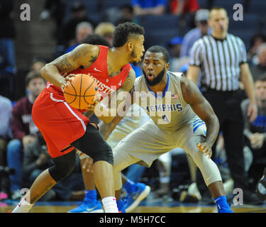 Februar 22, 2018; Memphis, TN, USA; Memphis Tigers Guard, Raynere Thornton (4), versucht, das Laufwerk des Houston Handlung zu stoppen. Die Memphis Tigers besiegten die Universität von Houston Cougars, 91-85, am FedEx Forum. Kevin Lanlgey/CSM Stockfoto