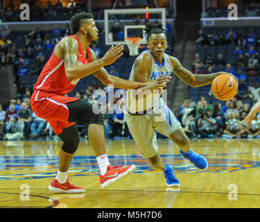 Februar 22, 2018; Memphis, TN, USA; Memphis Tigers vorwärts, Kyvon Davenport (0), fährt zum Hoop gegen die Houston Cougars Verteidigung. Die Memphis Tigers besiegten die Universität von Houston Cougars, 91-85, am FedEx Forum. Kevin Lanlgey/CSM Stockfoto