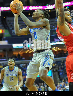 Februar 22, 2018; Memphis, TN, USA; Memphis Tigers vorwärts, Kyvon Davenport (0), fährt zum Hoop gegen die Houston Cougars Verteidigung. Die Memphis Tigers besiegten die Universität von Houston Cougars, 91-85, am FedEx Forum. Kevin Lanlgey/CSM Stockfoto