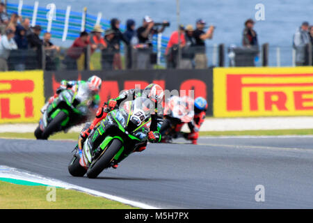 MELBOURNE, AUSTRALIEN - 23. Februar: Platz 2 getter Tom Sykes 66 Reiten für Kawasaki Racing Team WorldSBK in Rennen 1 am 2018 MOTUL FIM Superbike Weltmeisterschaft auf Phillip Island, Australien, am 24. Februar 2018. Stockfoto