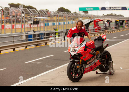 Samstag, 24 Februar, 2018. FIM Superbike World Championship. Phillip Island, Australien. Marco Melandri Ducati Panigale R World Superbike in der Boxengasse erwärmt vor Beginn der superpole Qualifying. Stockfoto