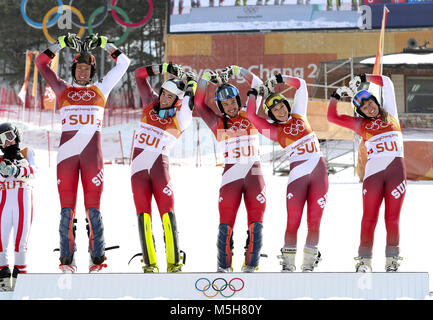 Pyeongchang, Südkorea. 24 Feb, 2018. Team Schweiz feiern, nachdem er das Team Event Finale von Ski Alpin bei den Olympischen Winterspielen 2018 PyeongChang in Yongpyong Alpine Center, Pyeongchang, Südkorea. Credit: Bai Xuefei/Xinhua/Alamy leben Nachrichten Stockfoto