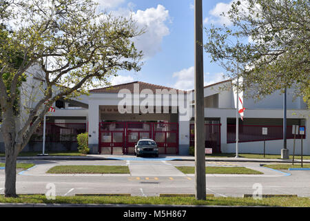 PARKLAND, FL - Februar 23 Schüsse erklang für 4 Minuten als bewaffnete Stellvertretender gewartet, wo 17 Menschen ermordet wurden. Schüler und Lehrer zurück zu Marjory Stoneman Douglas High School am 23. Februar in Parkland, Florida 2018. Personen: Marjory Stoneman Douglas High School Stockfoto