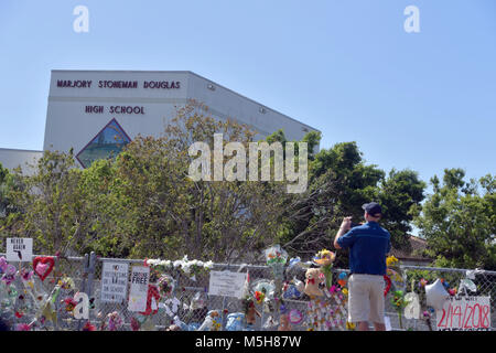 PARKLAND, FL - Februar 23 Schüsse erklang für 4 Minuten als bewaffnete Stellvertretender gewartet, wo 17 Menschen ermordet wurden. Schüler und Lehrer zurück zu Marjory Stoneman Douglas High School am 23. Februar in Parkland, Florida 2018. Personen: Marjory Stoneman Douglas High School Stockfoto