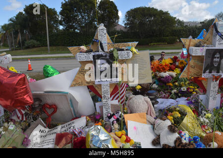 PARKLAND, FL - Februar 23 Schüsse erklang für 4 Minuten als bewaffnete Stellvertretender gewartet, wo 17 Menschen ermordet wurden. Schüler und Lehrer zurück zu Marjory Stoneman Douglas High School am 23. Februar in Parkland, Florida 2018. Personen: Marjory Stoneman Douglas High School Stockfoto