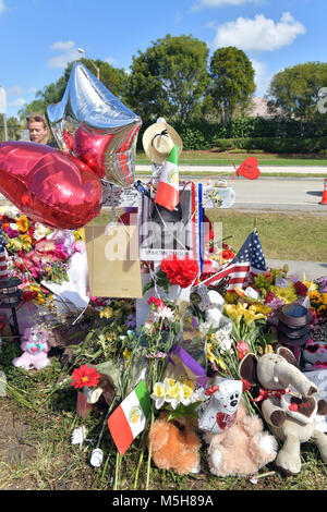 PARKLAND, FL - Februar 23 Schüsse erklang für 4 Minuten als bewaffnete Stellvertretender gewartet, wo 17 Menschen ermordet wurden. Schüler und Lehrer zurück zu Marjory Stoneman Douglas High School am 23. Februar in Parkland, Florida 2018. Personen: Marjory Stoneman Douglas High School Stockfoto