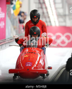 Pyeongchang, Südkorea. 24 Feb, 2018. Athleten aus China konkurrieren während 4-Mann bei Bob an die 2018 PyeongChang Winter-olympischen Spiele Olympischen Sliding Center, Pyeongchang, Südkorea, 24.02.2018. Credit: Li Gang/Xinhua/Alamy leben Nachrichten Stockfoto