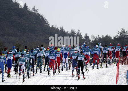 Pyeongchang, Südkorea. 24 Feb, 2018. Skifahrer konkurrieren während der Männer 50 km Massenstart klassisch Langlaufen am 2018 PyeongChang Winter-olympischen Spiele bei Alpensia Langlauf Center, Pyeongchang, Südkorea, 24.02.2018. Credit: Fei Maohua/Xinhua/Alamy leben Nachrichten Stockfoto