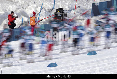 Pyeongchang, Südkorea. 24 Feb, 2018. Skifahrer konkurrieren während der Männer 50 km Massenstart klassisch Langlaufen am 2018 PyeongChang Winter-olympischen Spiele bei Alpensia Langlauf Center, Pyeongchang, Südkorea, 24.02.2018. Credit: Fei Maohua/Xinhua/Alamy leben Nachrichten Stockfoto