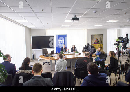 Riga, Lettland, 24. Feb 2018. Pressekonferenz über die Fortschritte in Bezug auf die EZB (Europäische Zentralbank) und FCMC (Finanz- und Kapitalmarktkommission) Entscheidung über ABLV Bank als. in Riga, Lettland Stockfoto