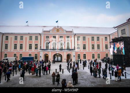 Tallinn, Estland. 24. Februar, 2018. Masse der Leute feiert 100 Jahre Unabhängigkeit Estlands auf die Burg auf dem Domberg in der Altstadt. Credit: uskarp/Alamy leben Nachrichten Stockfoto