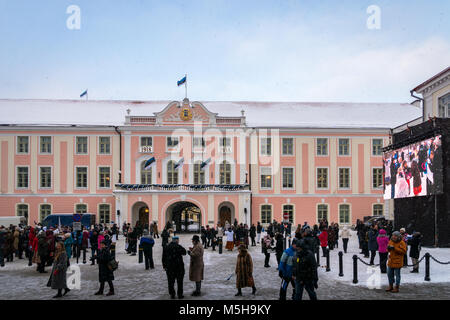 Tallinn, Estland. 24. Februar, 2018. Masse der Leute feiert 100 Jahre Unabhängigkeit Estlands auf die Burg auf dem Domberg in der Altstadt. Credit: uskarp/Alamy leben Nachrichten Stockfoto