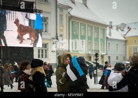 Tallinn, Estland. 24. Februar, 2018. Masse der Leute feiert 100 Jahre Unabhängigkeit Estlands auf die Burg auf dem Domberg in der Altstadt. Credit: uskarp/Alamy leben Nachrichten Stockfoto