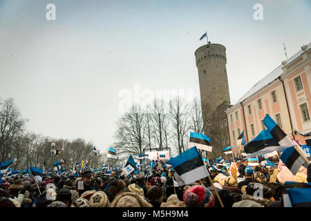 Tallinn, Estland. 24. Februar, 2018. Masse der Leute feiert 100 Jahre Unabhängigkeit Estlands auf die Burg auf dem Domberg in der Altstadt. Credit: uskarp/Alamy leben Nachrichten Stockfoto