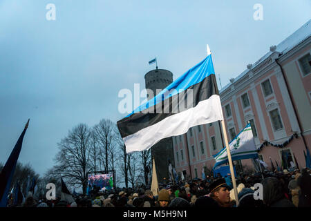 Tallinn, Estland. 24. Februar, 2018. Masse der Leute feiert 100 Jahre Unabhängigkeit Estlands auf die Burg auf dem Domberg in der Altstadt. Credit: uskarp/Alamy leben Nachrichten Stockfoto