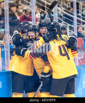 MAUER Frank (GER/Nr. 28) links, jubelt nach seinem Tor zum 0:3, mit Marcel Goc (GER/N. 57), und Jonas MULLER, Muller, Mueller, (GER/, Nr. 41), goaljubel jubilationtraube, Eishockey Halbfinale Kanada (CAN) - Deutschland (GER) 3:4, Eishockey-Men's Play-offs Halbfinale, Spiel 28 am 23.02.2018 Olympische Winterspiele 2018, vom 09.02. - 25.02.2018 in PyeongChang/Suedkorea. | Verwendung weltweit Stockfoto